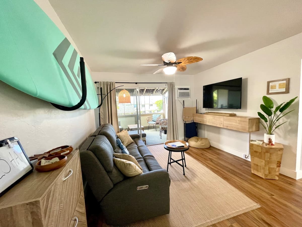 Condo in Kailua-Kona · ★4.95 · 2 bedrooms · 2 beds · 1 bath - Photo 3