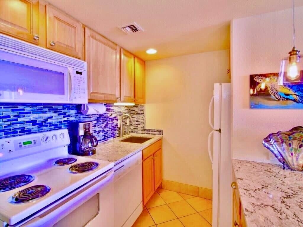 Condo in Lahaina · ★4.89 · 1 bedroom · 1 bed · 1 bath - Photo 3