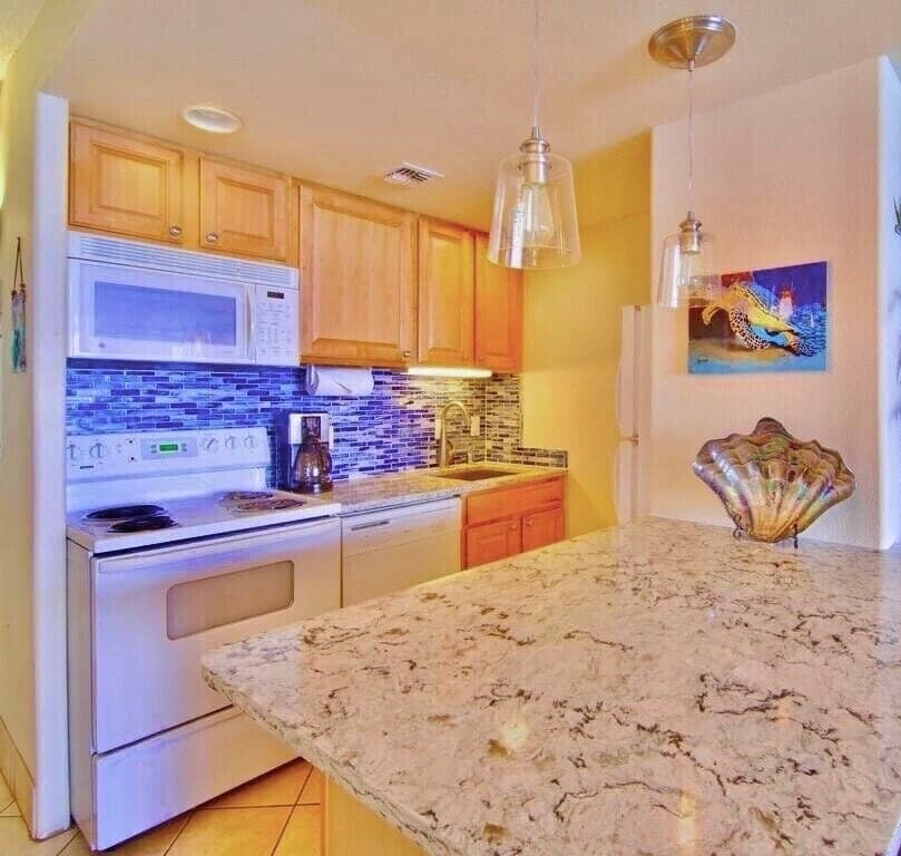 Condo in Lahaina · ★4.89 · 1 bedroom · 1 bed · 1 bath - Photo 2