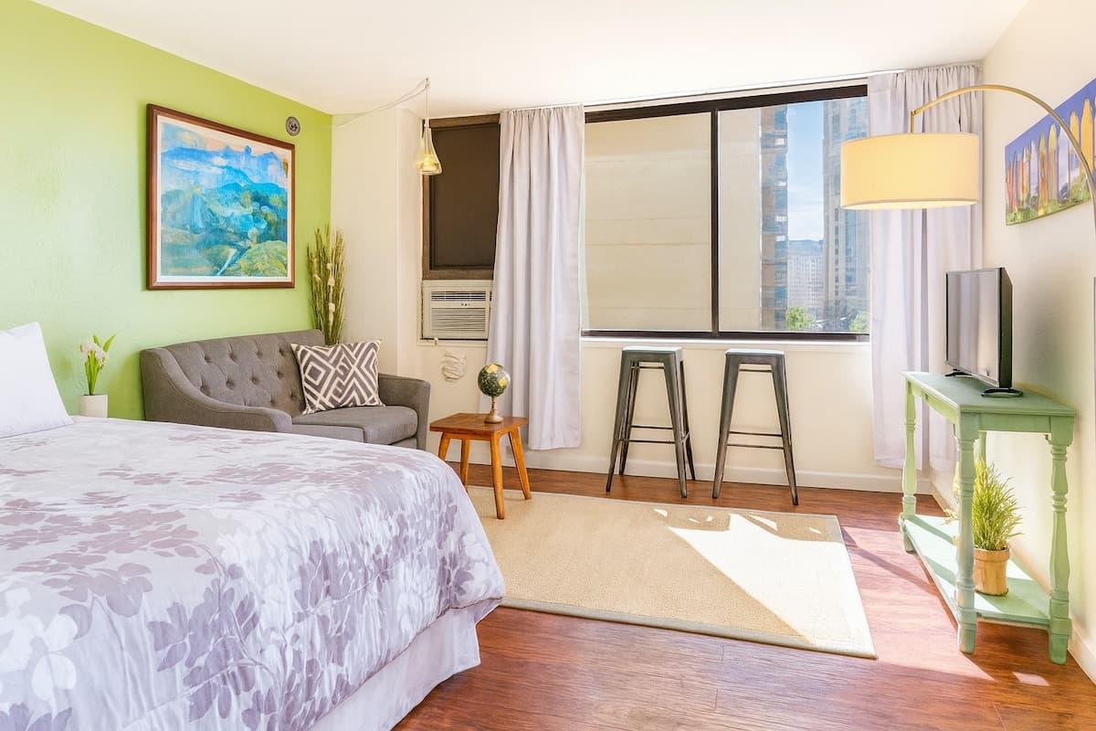 Cozy Waikiki Studio · Walk to Beach · City View - Photo 1