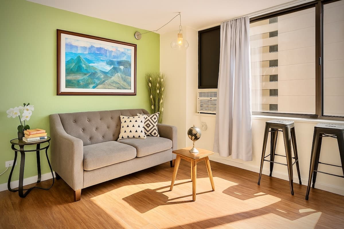 Cozy Waikiki Studio · Walk to Beach · City View - Photo 3