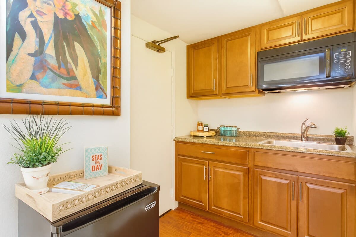 Cozy Waikiki Studio · Walk to Beach · City View - Photo 5