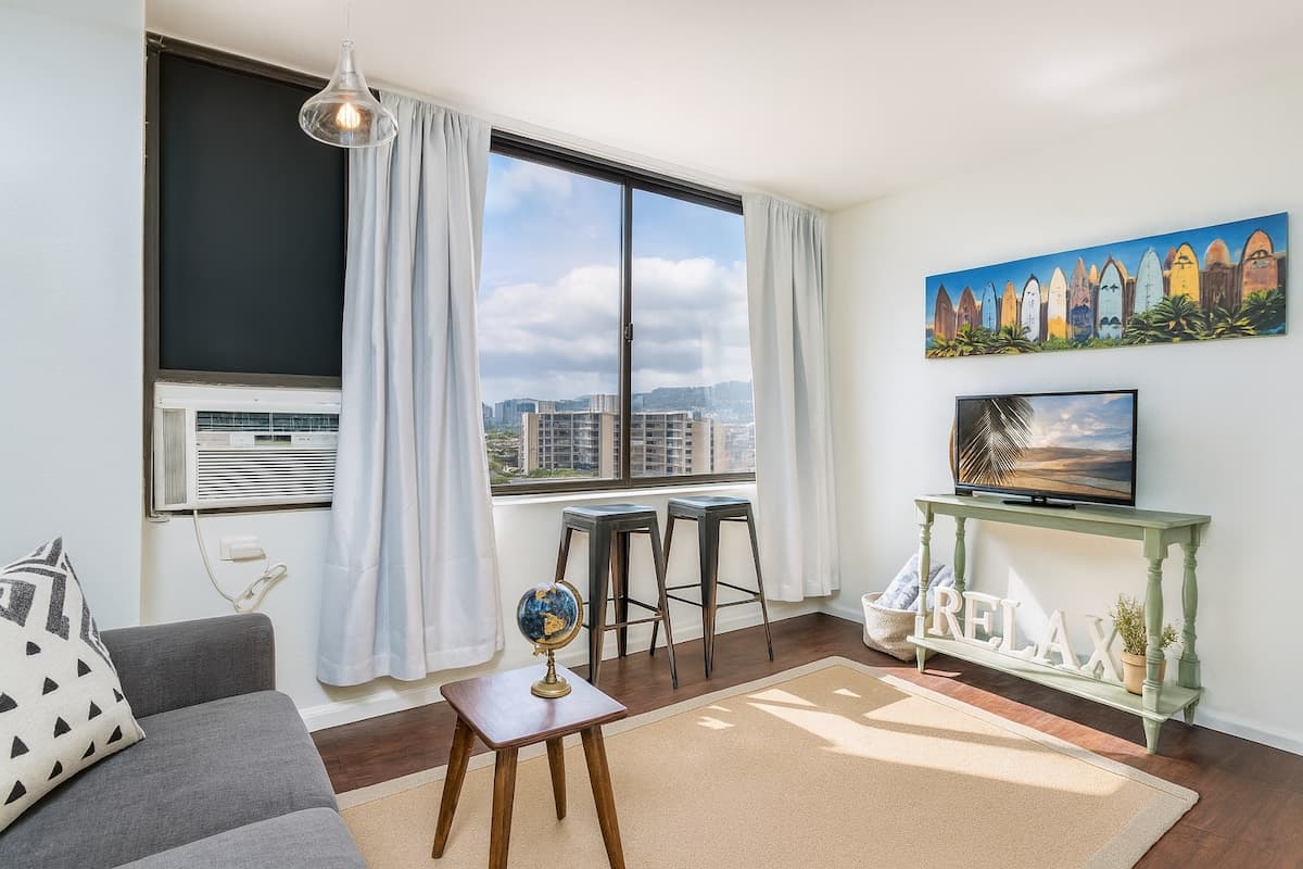 Cozy Waikiki Studio · Walk to Beach · City View - Photo 2