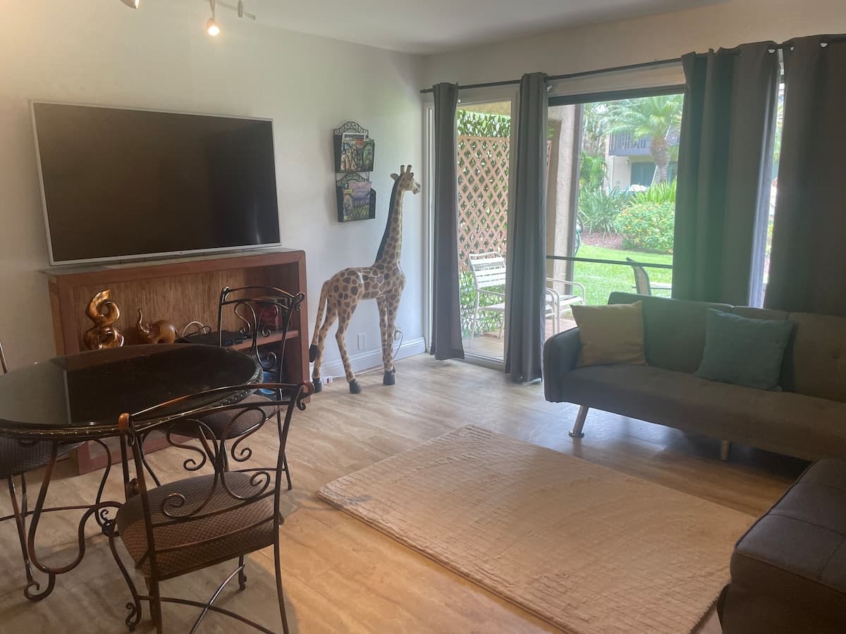 Condo in Kihei · ★4.65 · 1 bedroom · 5 beds · 1 private bath - Photo 5