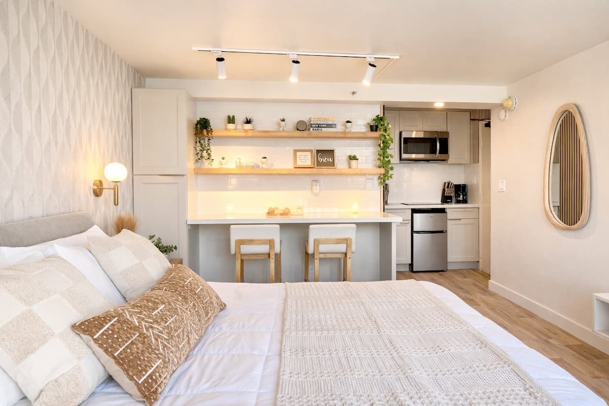 Urban Chic Meets Island Serenity in Waikiki - Photo 3