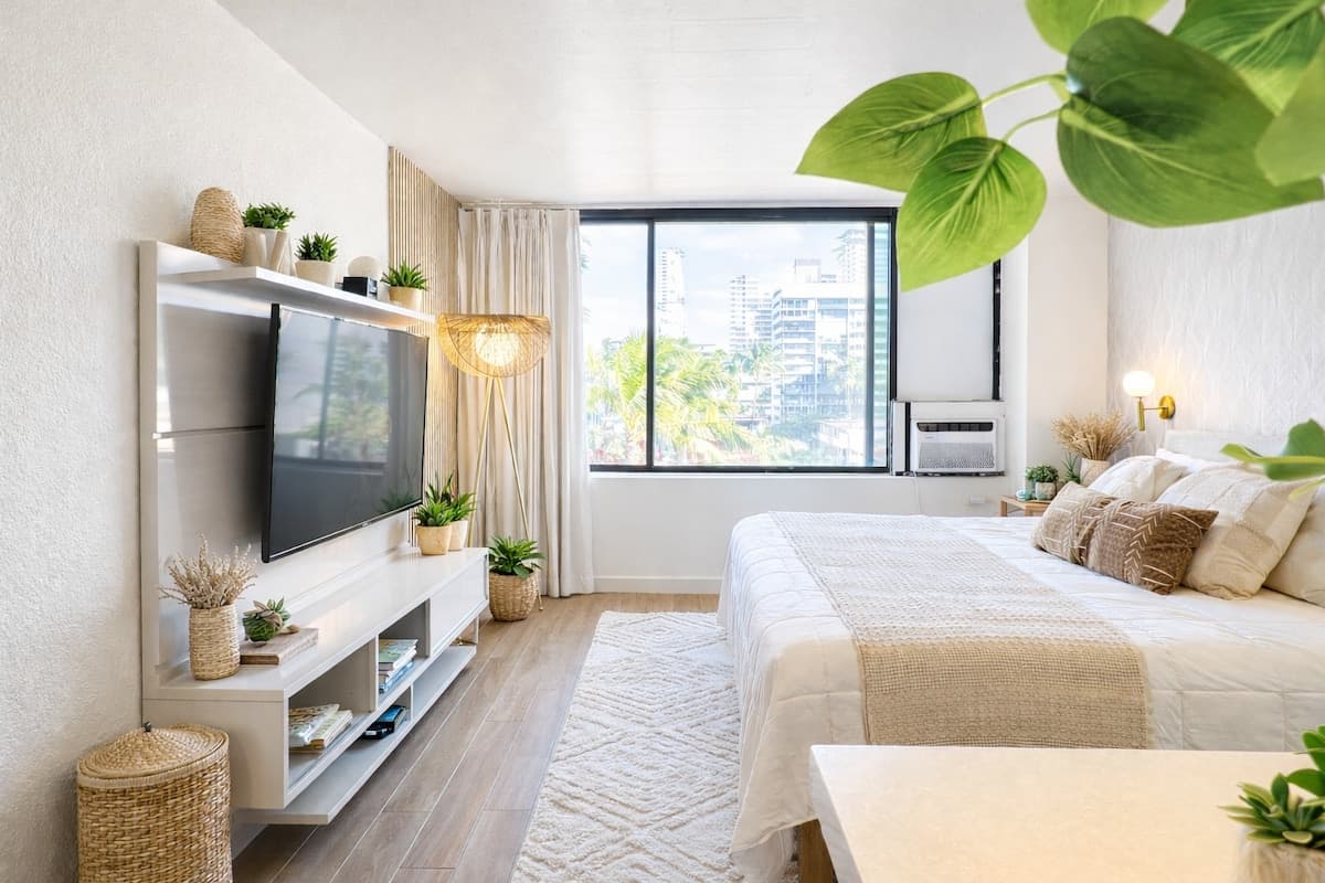 Urban Chic Meets Island Serenity in Waikiki - Photo 2