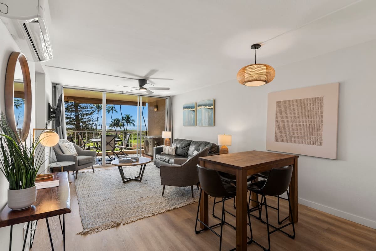 Stylish Oceanfront Remodel 2/2 - Photo 2