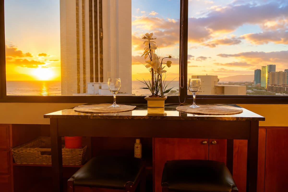 Condo in Honolulu · ★4.74 · 1 bedroom · 2 beds · 1 private bath - Photo 3