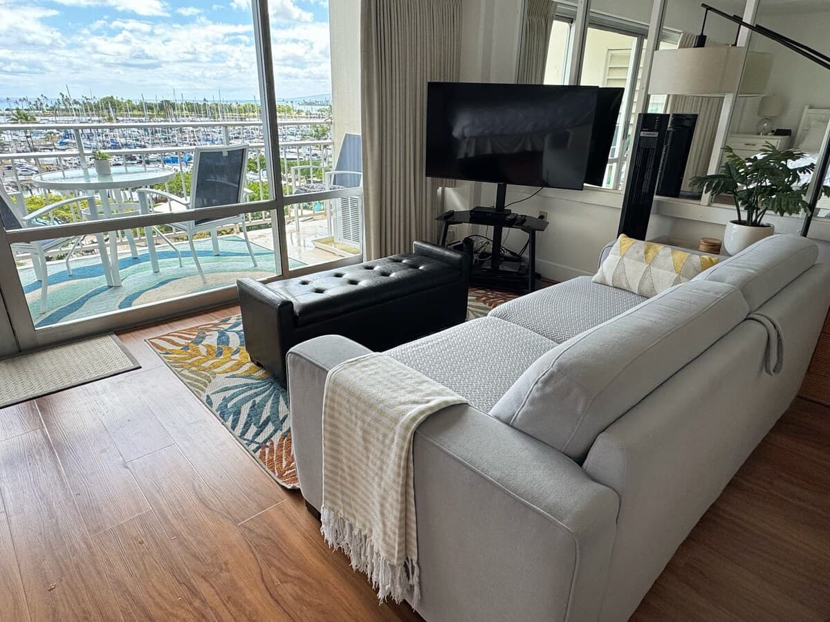 Condo in Honolulu · ★4.98 · Studio · 2 beds · 1 private bath - Photo 2