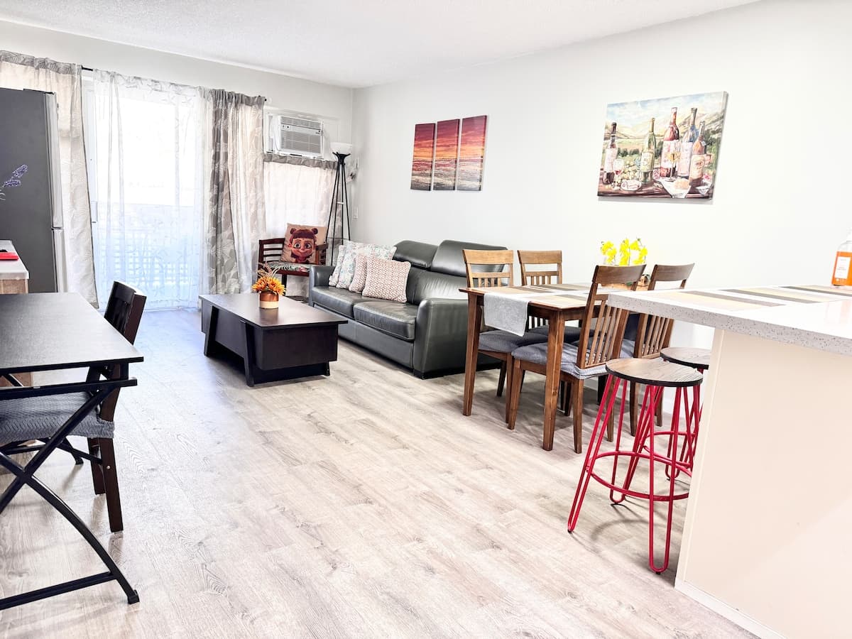 Condo in Honolulu · ★4.93 · 2 bedrooms · 4 beds · 2 private baths - Photo 4