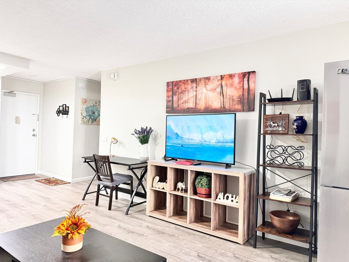 Condo in Honolulu · ★4.93 · 2 bedrooms · 4 beds · 2 private baths - Photo 2