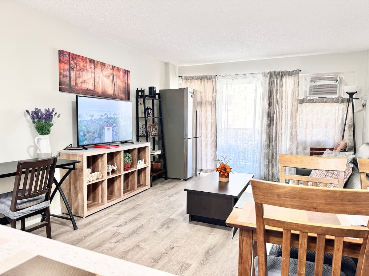 Condo in Honolulu · ★4.93 · 2 bedrooms · 4 beds · 2 private baths - Photo 3