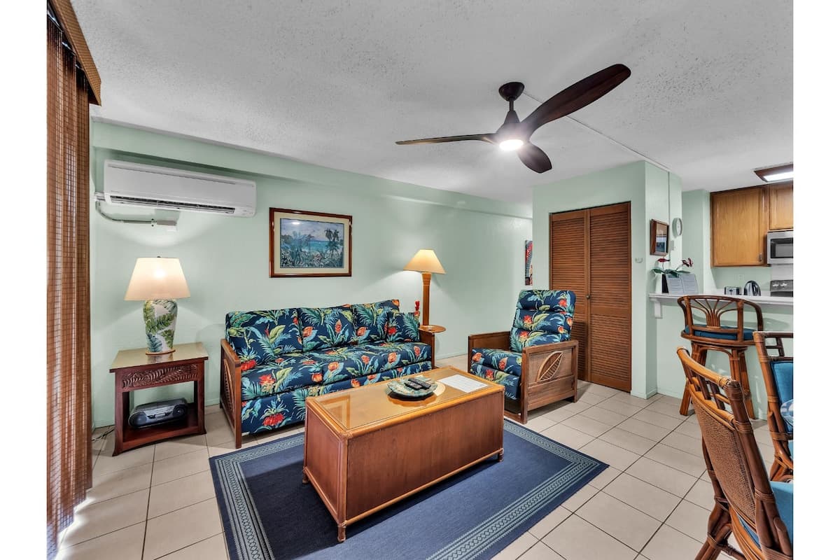 Condo in Kailua-Kona · ★5.0 · 1 bedroom · 2 beds · 1 shared bath - Photo 2
