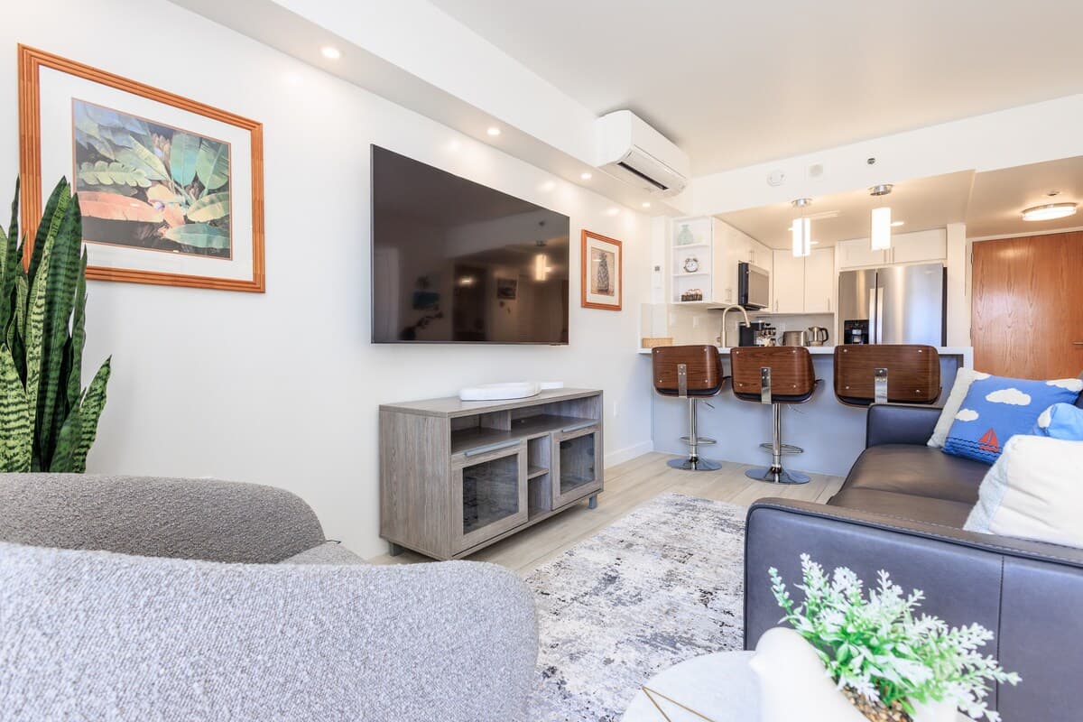 Charming Ilikai Condo with Ocean View-Free Parking - Photo 1