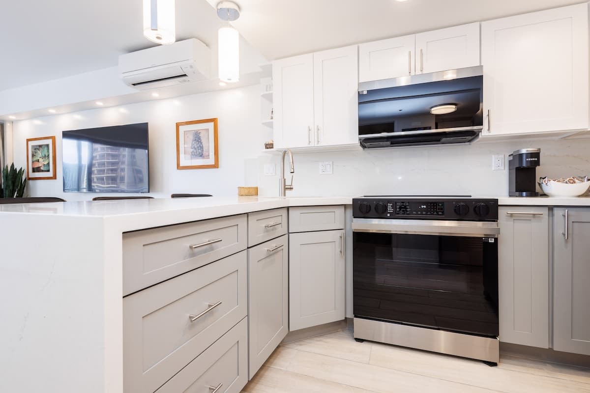 Charming Ilikai Condo with Ocean View-Free Parking - Photo 5