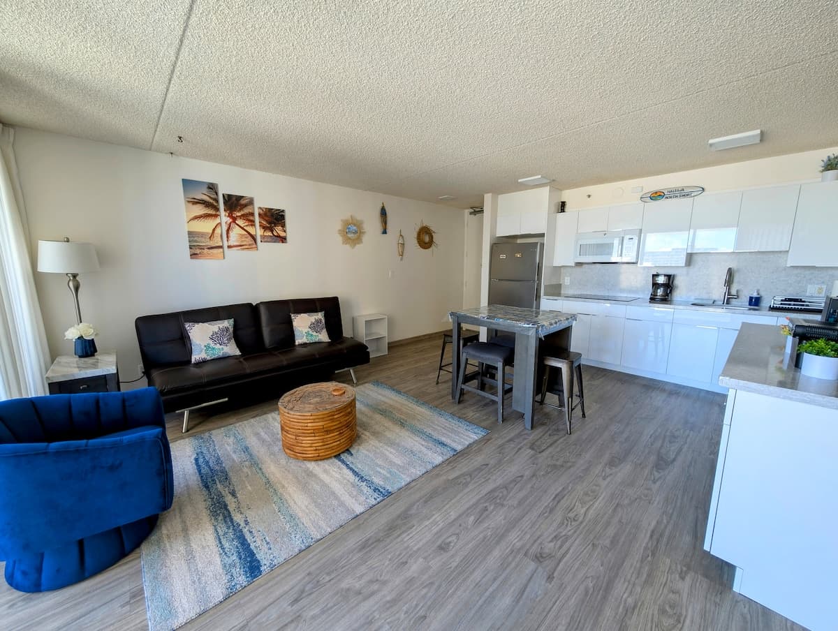 Condo in Honolulu · ★4.97 · 1 bedroom · 3 beds · 1 private bath - Photo 4