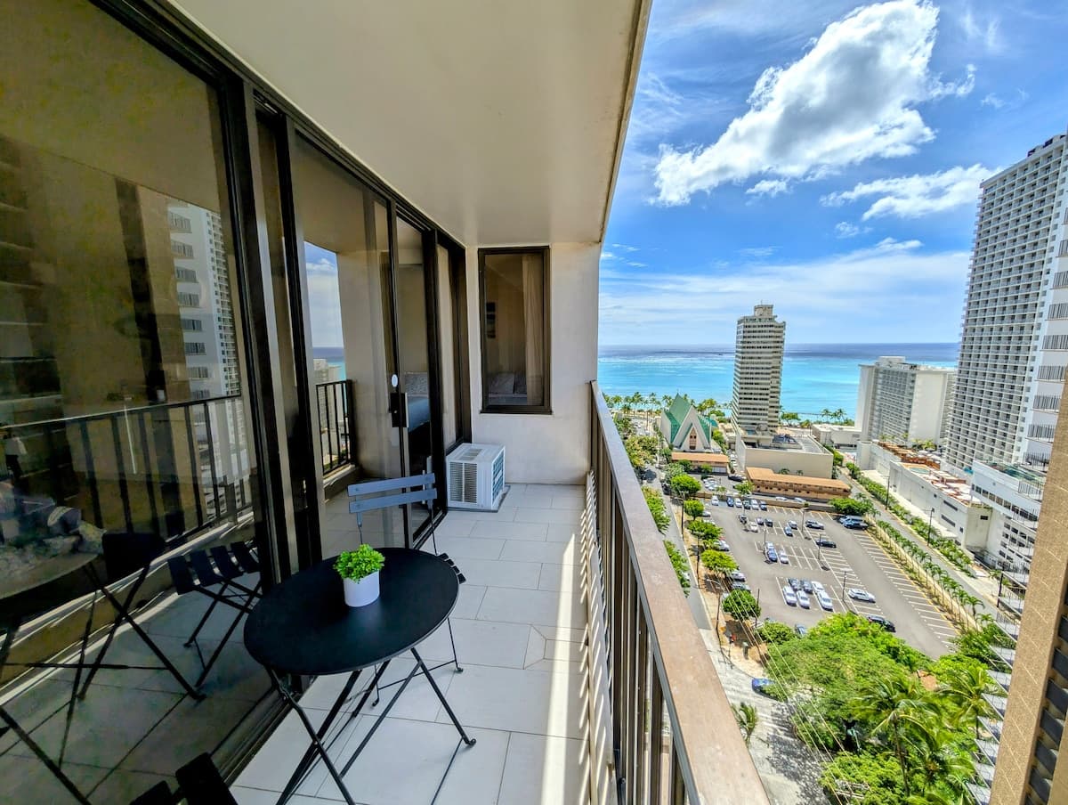 Condo in Honolulu · ★4.97 · 1 bedroom · 3 beds · 1 private bath - Photo 3