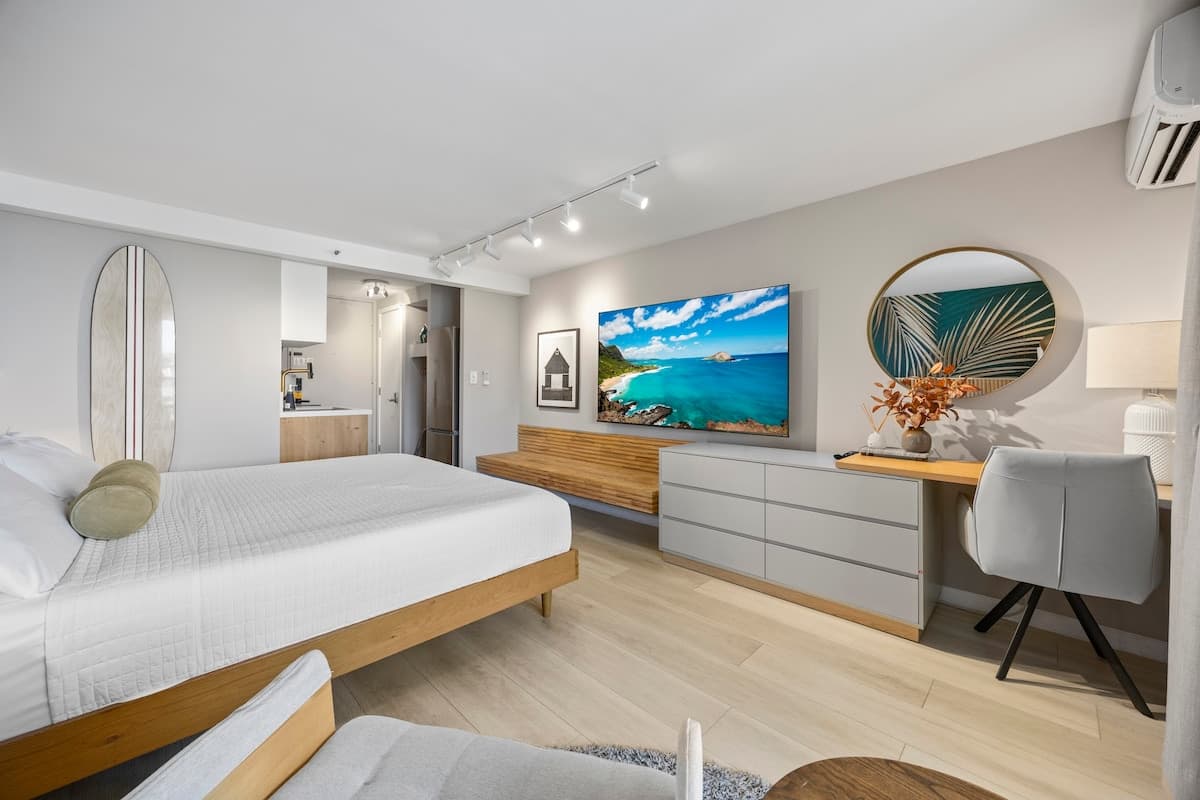 26F-Waikiki King Studio w/Partial Ocean Views - Photo 4