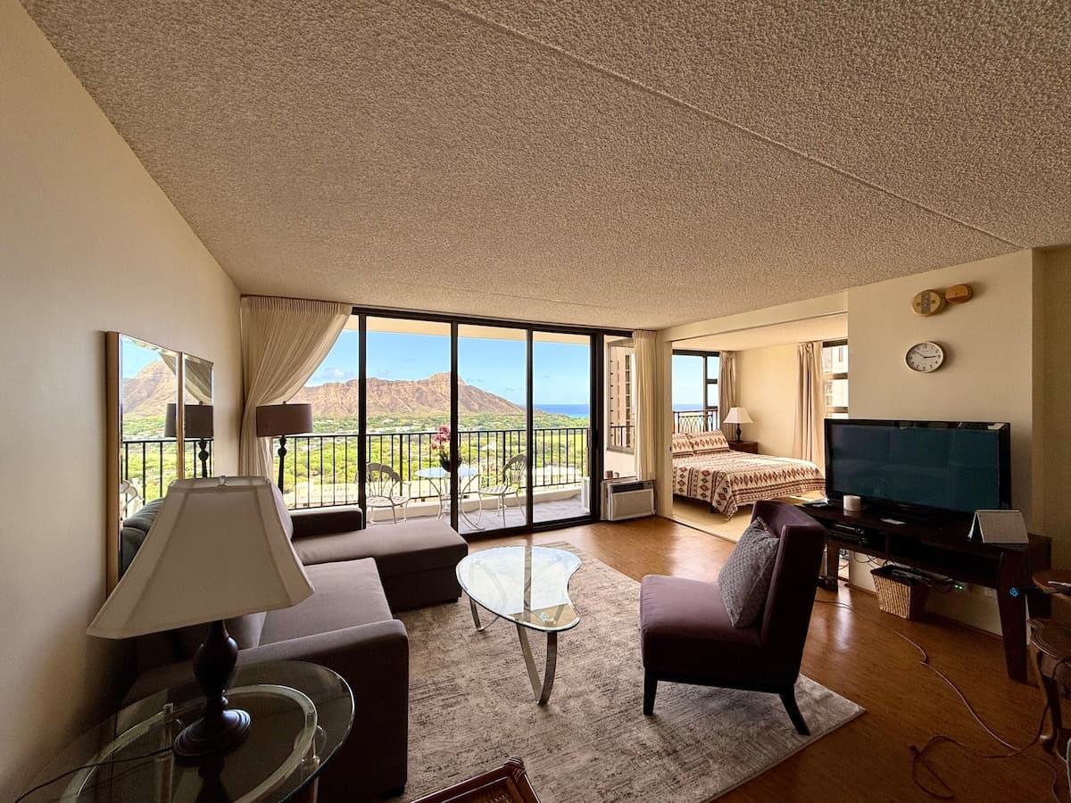 Ocean view Waikiki Banyan condo. Free parking! - Photo 2