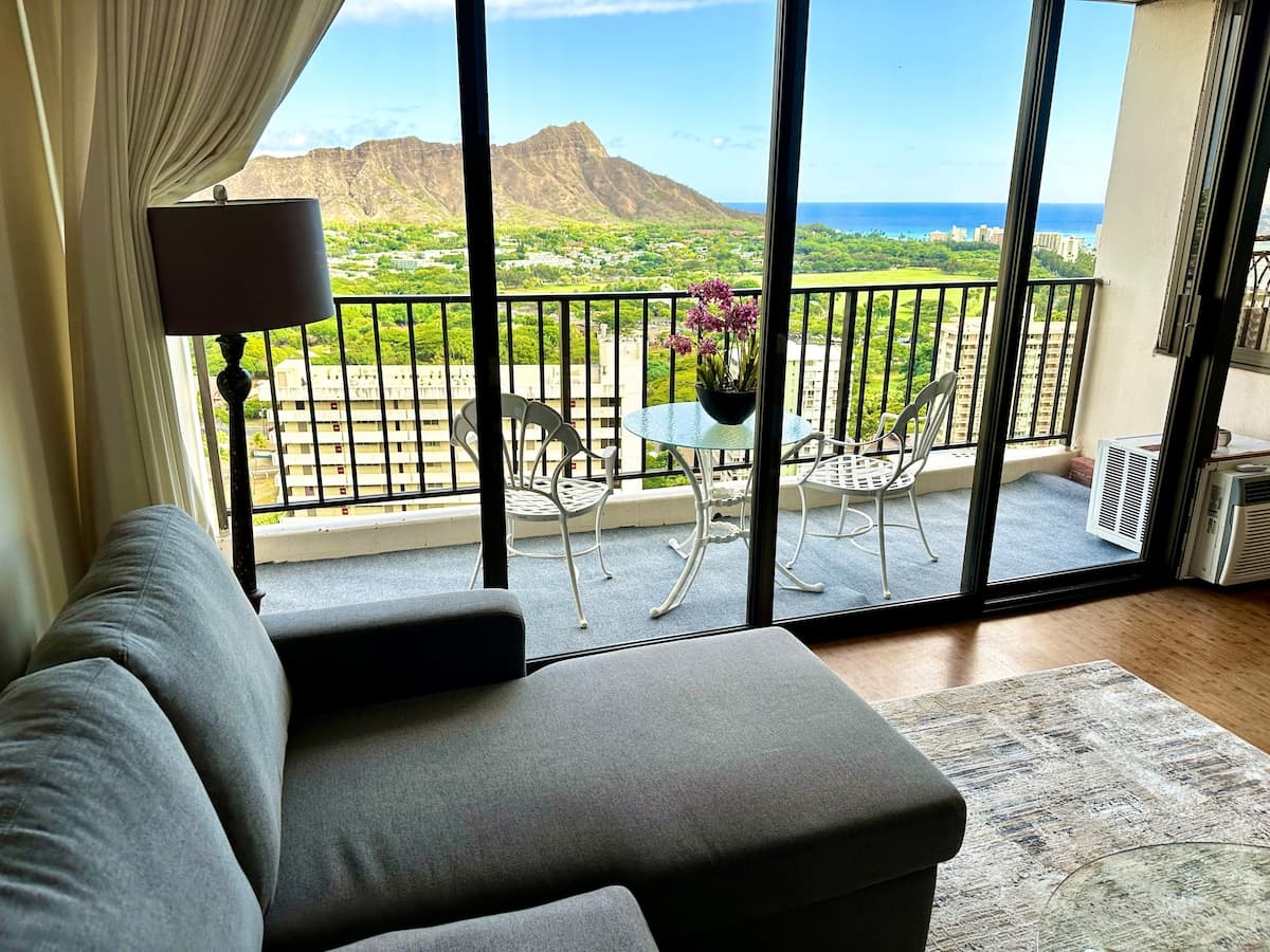 Ocean view Waikiki Banyan condo. Free parking! - Photo 3