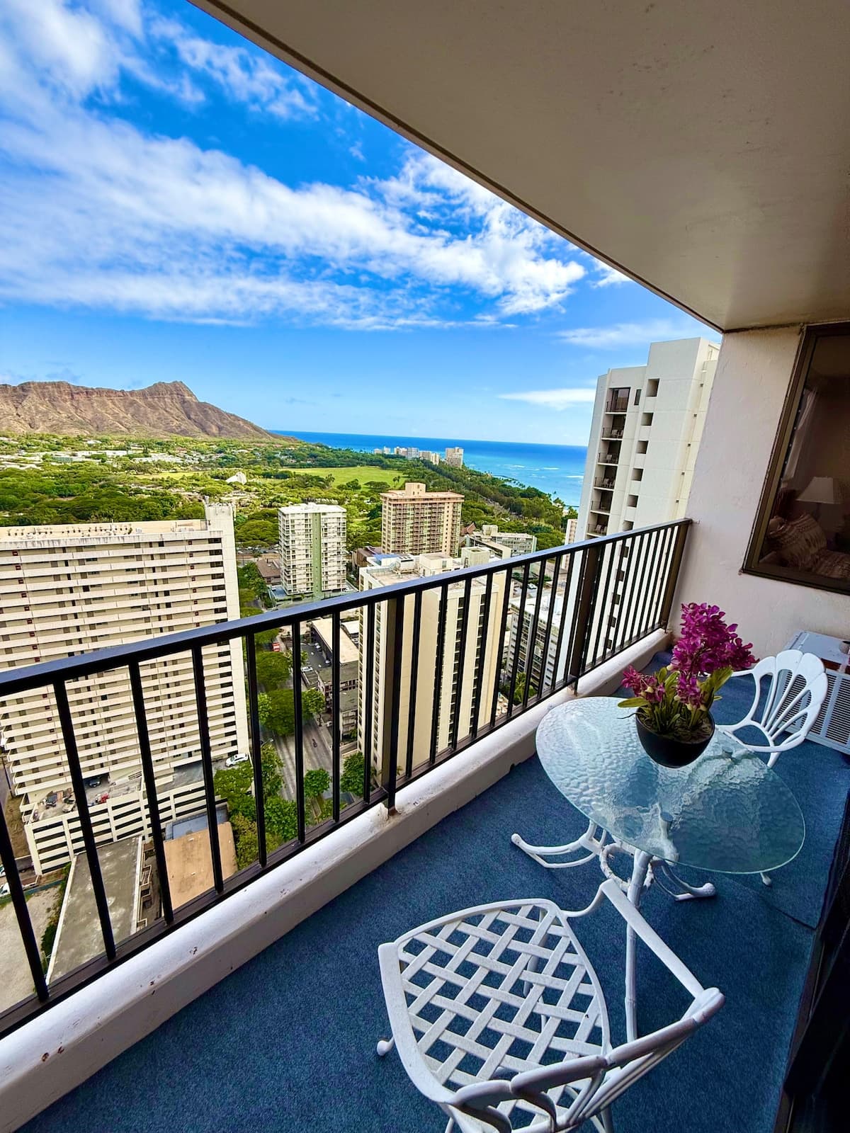 Ocean view Waikiki Banyan condo. Free parking! - Photo 1
