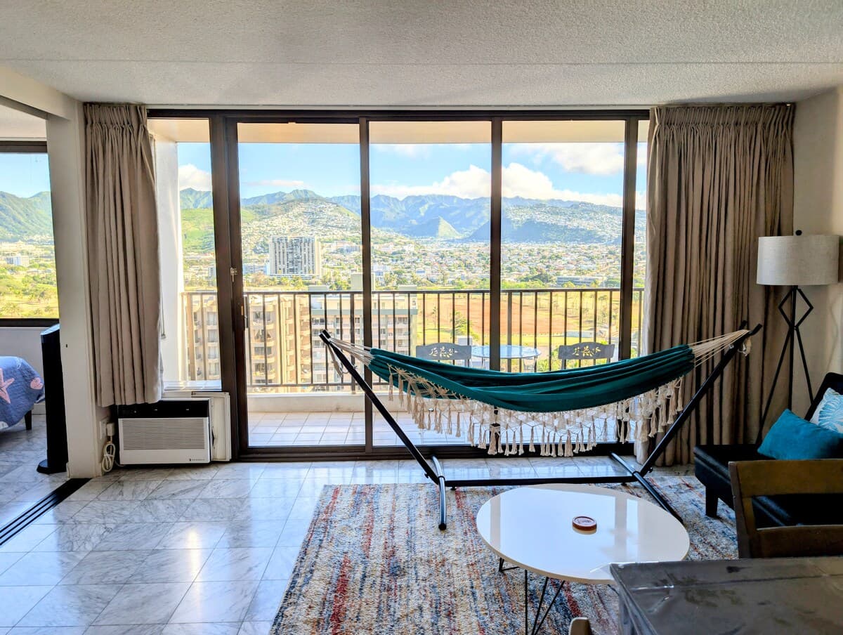 Condo in Honolulu · ★4.97 · 1 bedroom · 3 beds · 1 private bath - Photo 4
