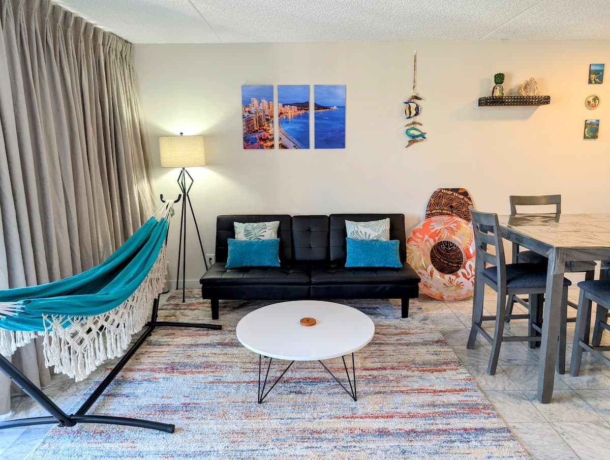 Condo in Honolulu · ★4.97 · 1 bedroom · 3 beds · 1 private bath - Photo 2