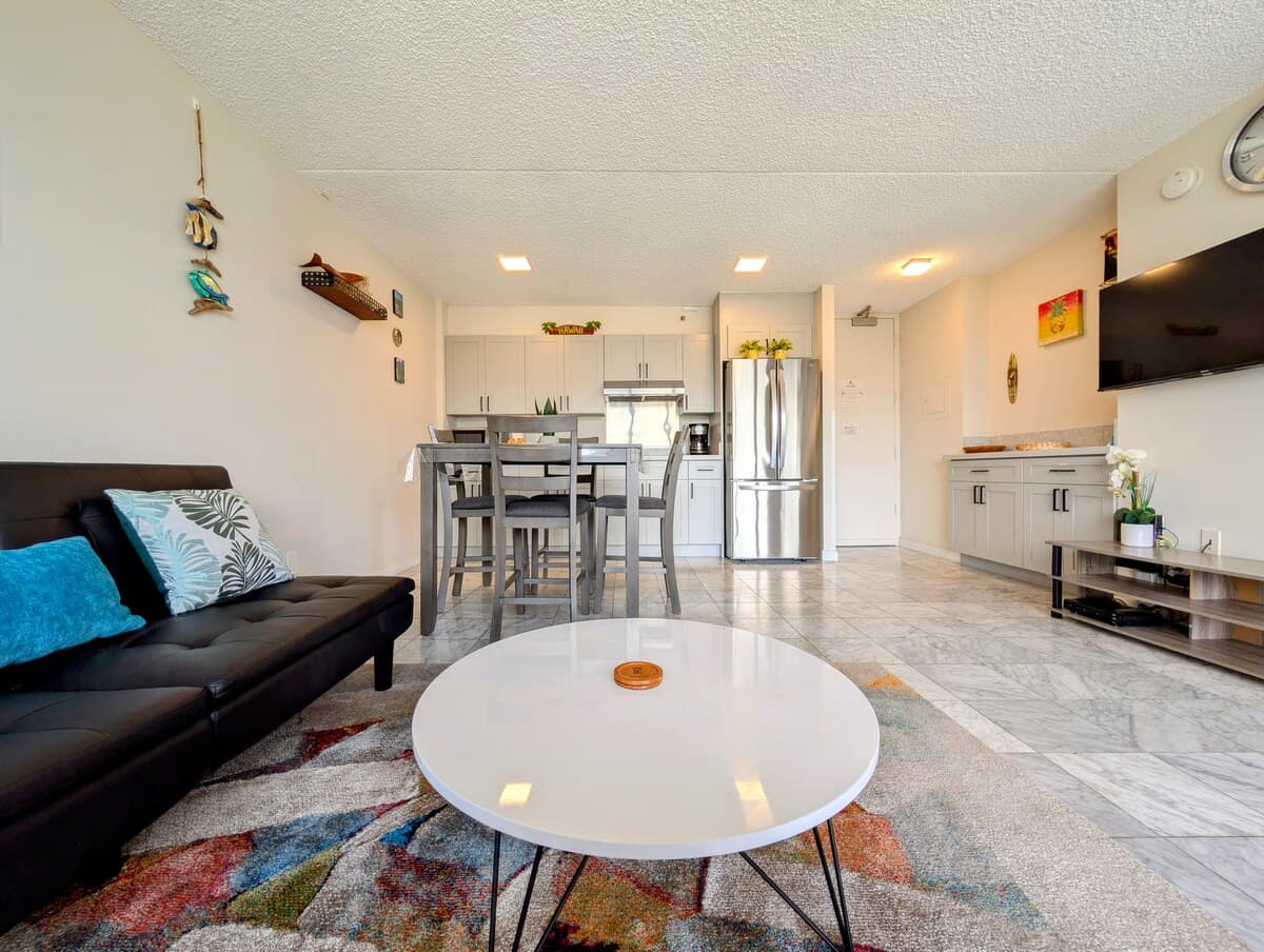 Condo in Honolulu · ★4.97 · 1 bedroom · 3 beds · 1 private bath - Photo 5