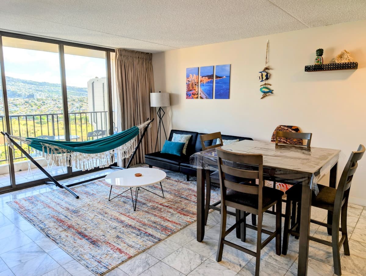 Condo in Honolulu · ★4.97 · 1 bedroom · 3 beds · 1 private bath - Photo 3