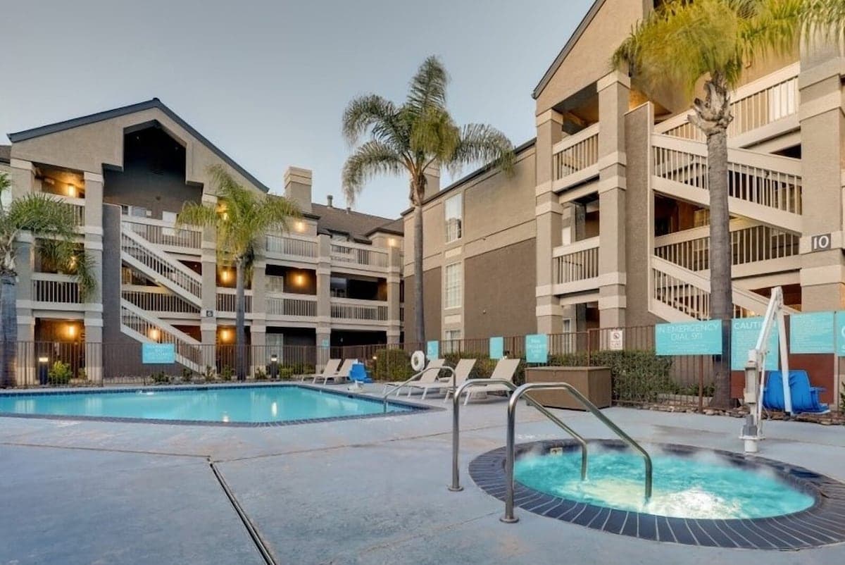Spacious 700 Sq Ft Suite on Highway 101, Pool - Photo 1