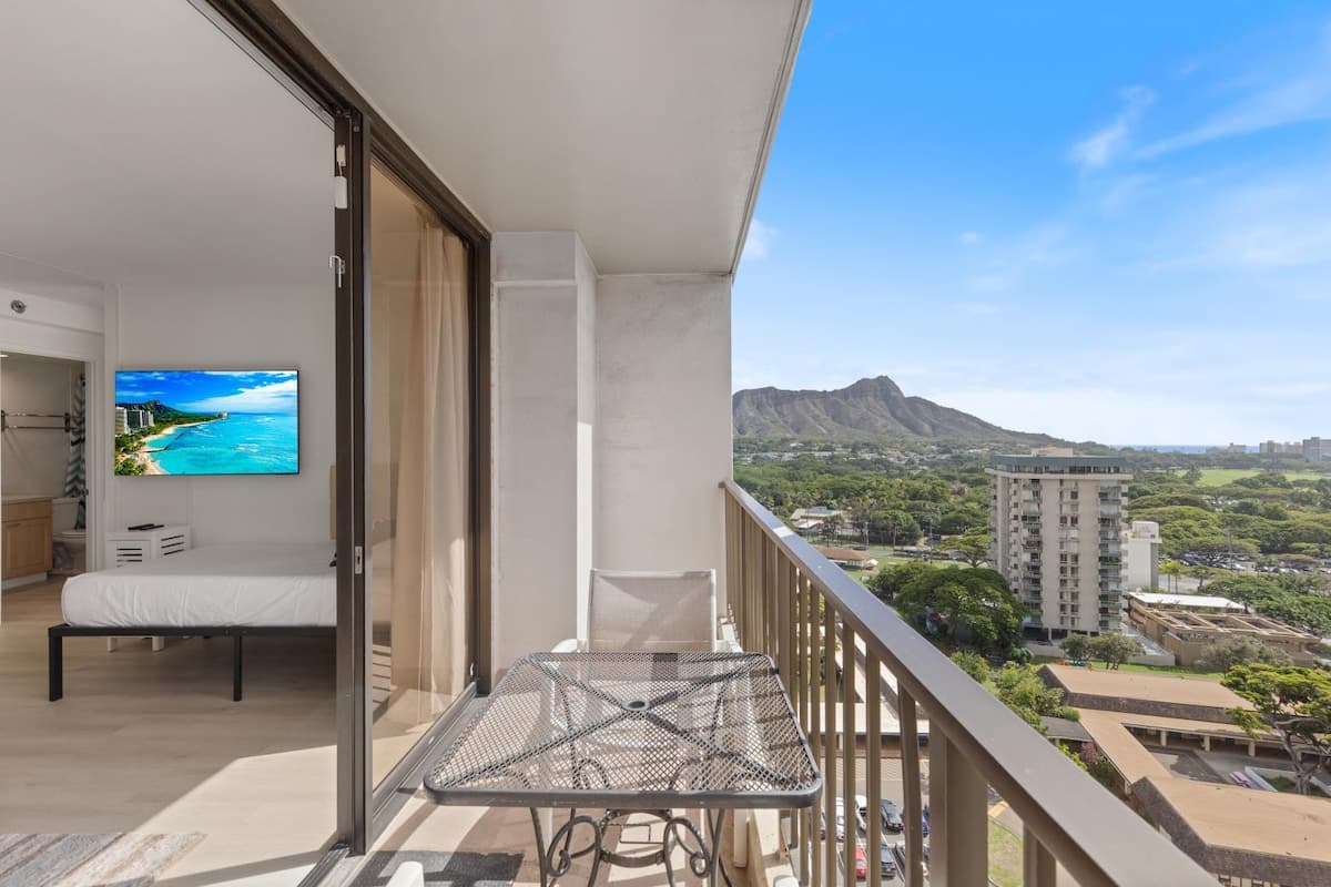 Waikiki Oceanview Condo Pool/Gym/Parking -Sleeps 6 - Photo 2