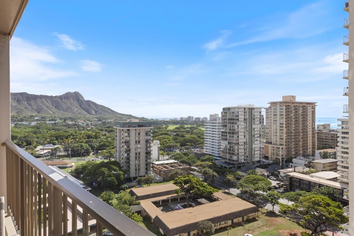 Waikiki Oceanview Condo Pool/Gym/Parking -Sleeps 6 - Photo 3
