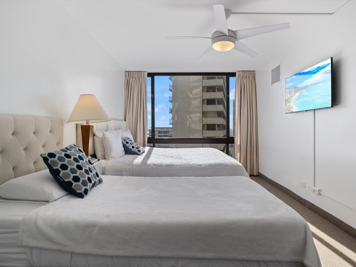 Waikiki Oceanview Condo Pool/Gym/Parking -Sleeps 6 - Photo 1