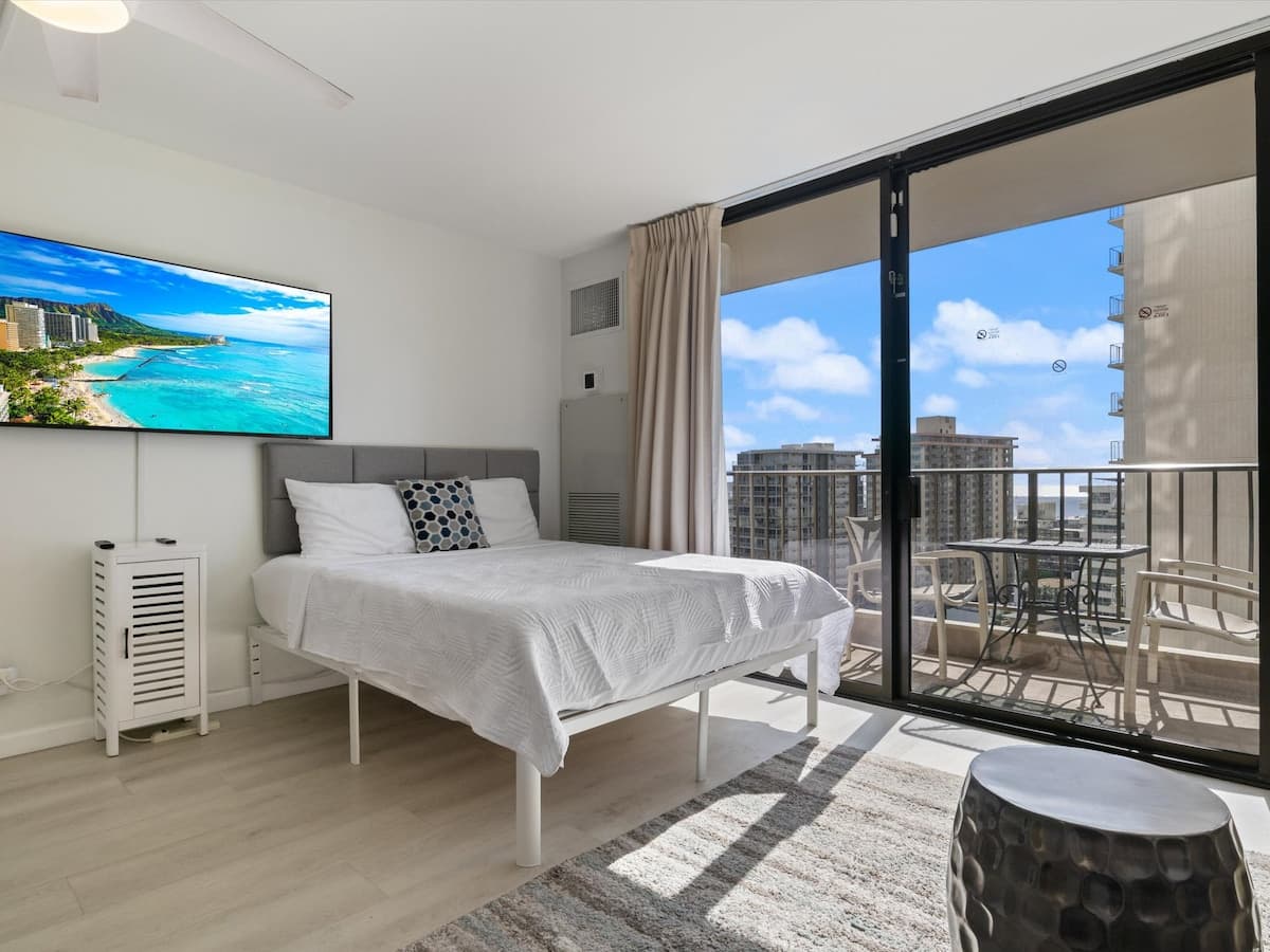 Waikiki Oceanview Condo Pool/Gym/Parking -Sleeps 6 - Photo 5