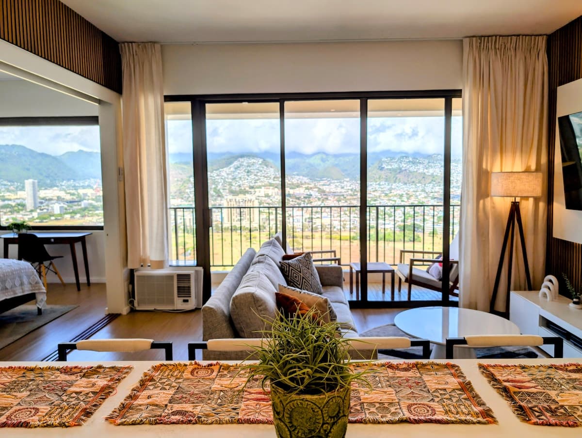 Condo in Honolulu · ★4.95 · 1 bedroom · 2 beds · 1 private bath - Photo 5
