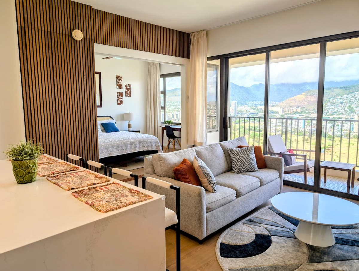 Condo in Honolulu · ★4.95 · 1 bedroom · 2 beds · 1 private bath - Photo 3