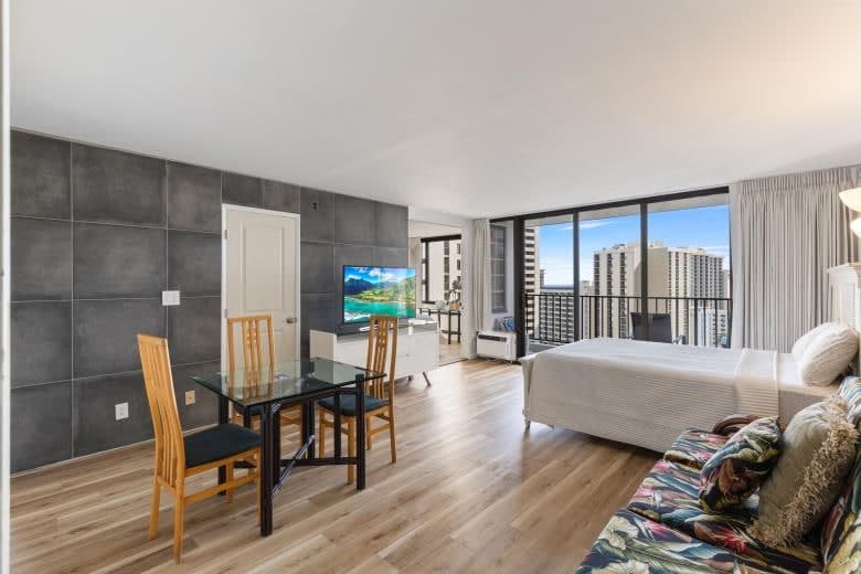 Condo in Honolulu · ★4.73 · 1 bedroom · 3 beds · 1 private bath - Photo 3