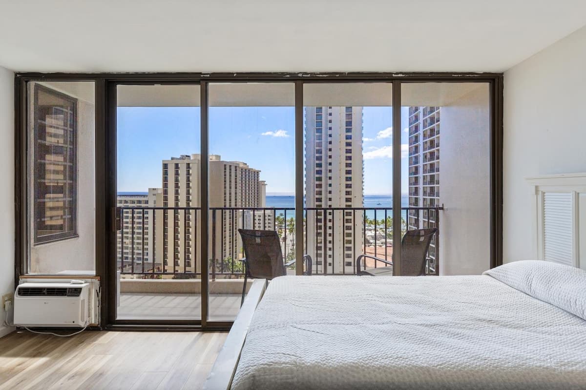 Condo in Honolulu · ★4.73 · 1 bedroom · 3 beds · 1 private bath - Photo 2