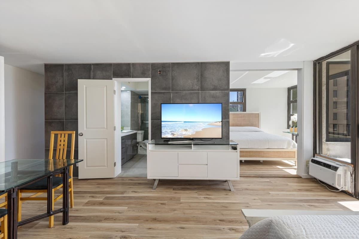 Condo in Honolulu · ★4.73 · 1 bedroom · 3 beds · 1 private bath - Photo 5