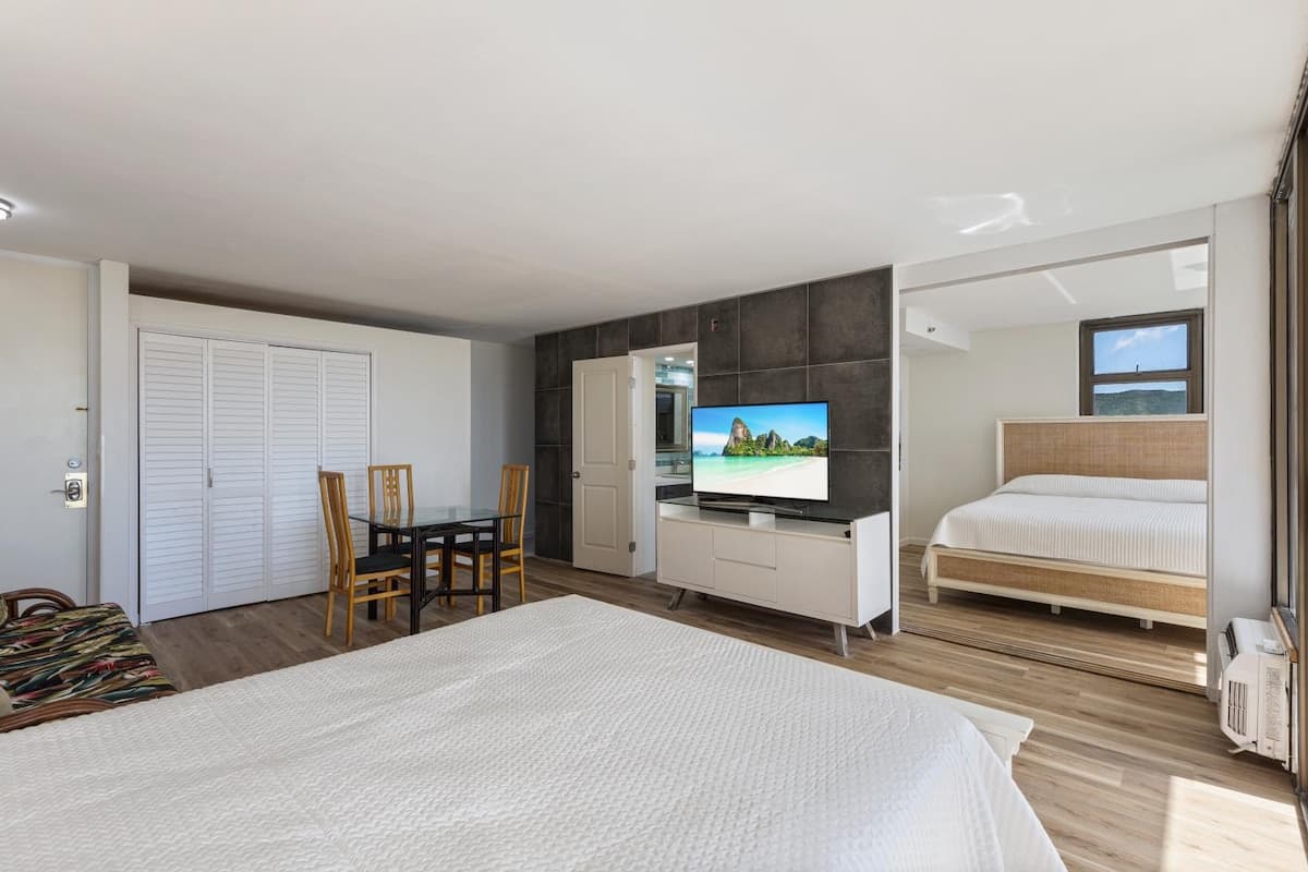 Condo in Honolulu · ★4.73 · 1 bedroom · 3 beds · 1 private bath - Photo 4