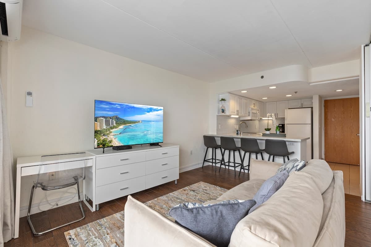 Condo in Honolulu · ★4.78 · 1 bedroom · 1 bed · 1 private bath - Photo 2