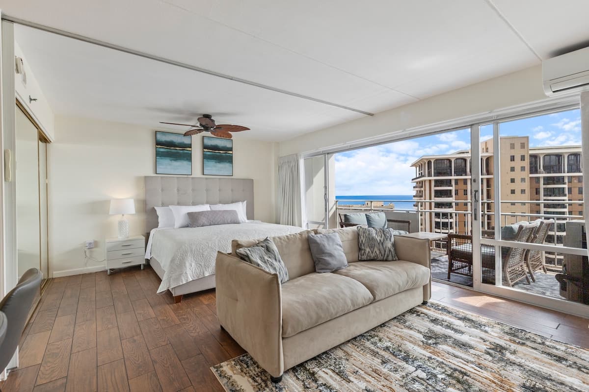 Condo in Honolulu · ★4.78 · 1 bedroom · 1 bed · 1 private bath - Photo 1