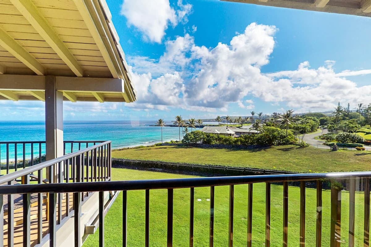 Condo in Lahaina · ★4.94 · 1 bedroom · 2 beds · 1 shared bath - Photo 4