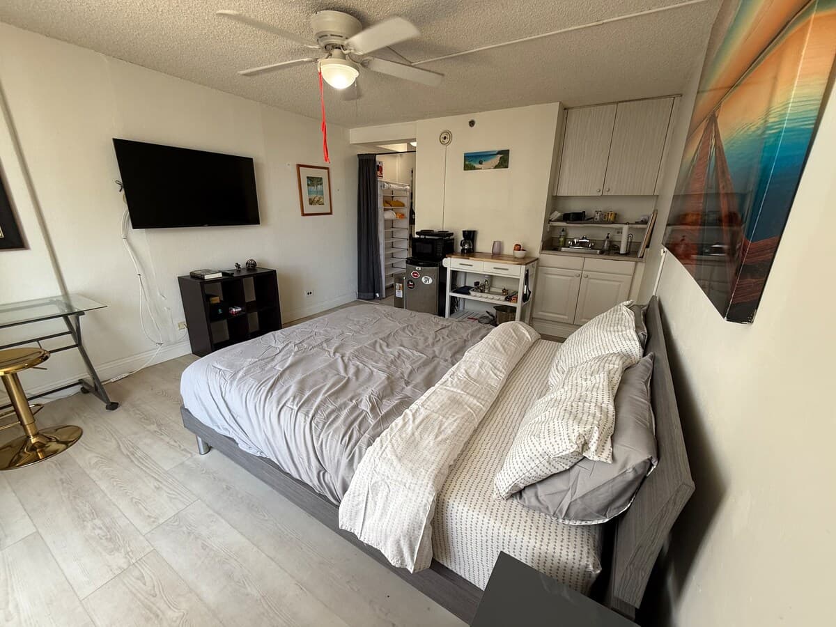 Condo in Honolulu · ★5.0 · 1 bedroom · 1 bed · 1 private bath - Photo 5