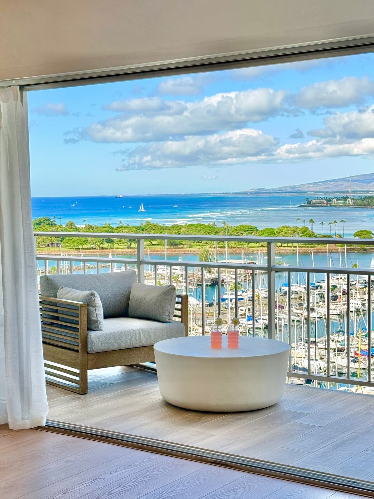 Condo in Honolulu · ★4.98 · 1 bedroom · 2 beds · 1 private bath - Photo 4