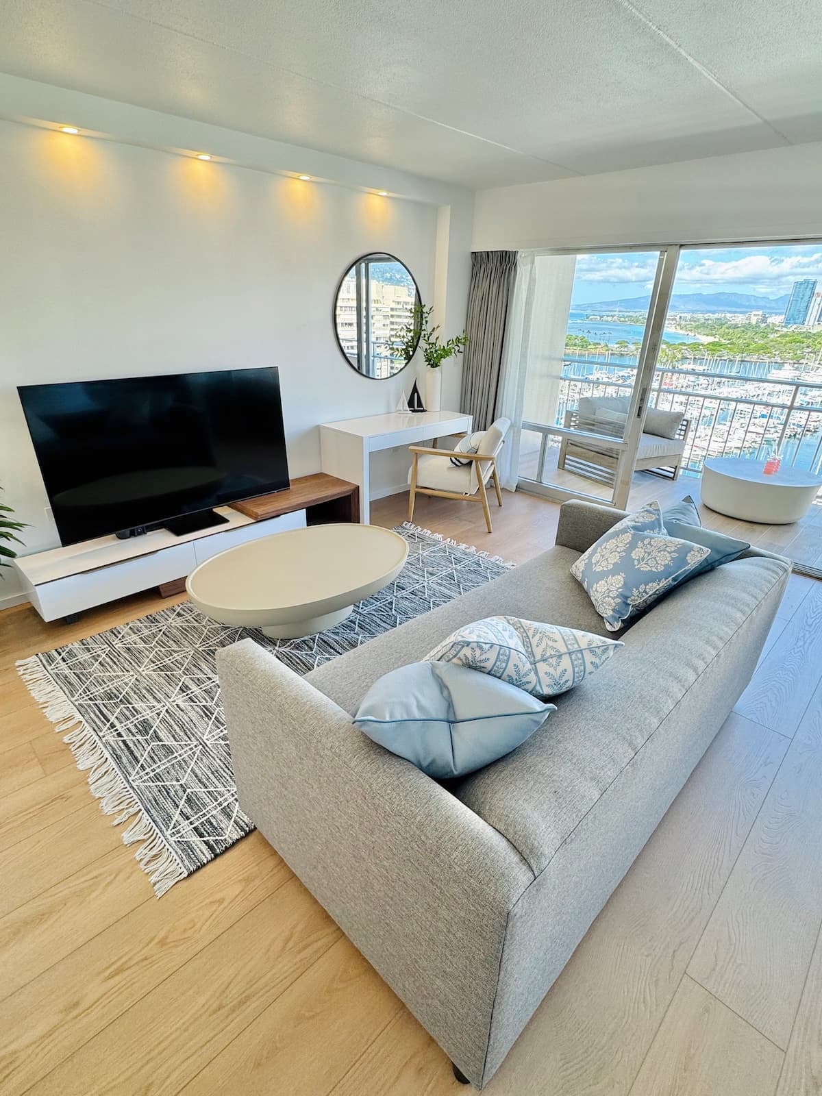 Condo in Honolulu · ★4.98 · 1 bedroom · 2 beds · 1 private bath - Photo 2