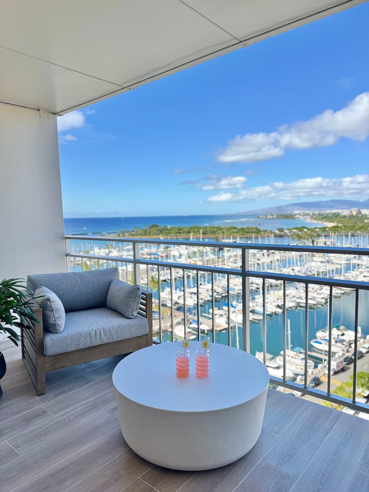 Condo in Honolulu · ★4.98 · 1 bedroom · 2 beds · 1 private bath - Photo 5