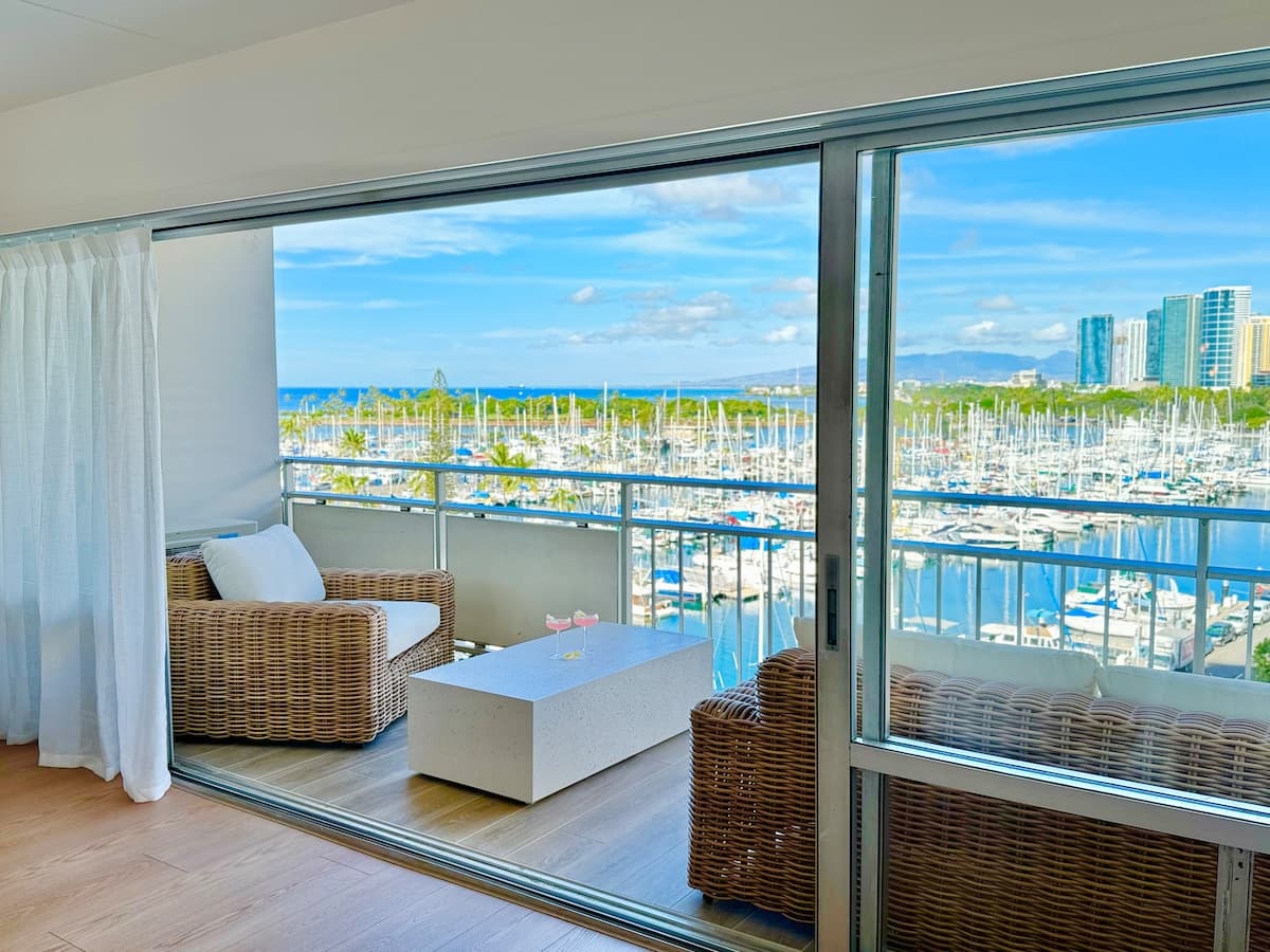 Condo in Honolulu · ★4.93 · 1 bedroom · 2 beds · 1 private bath - Photo 2