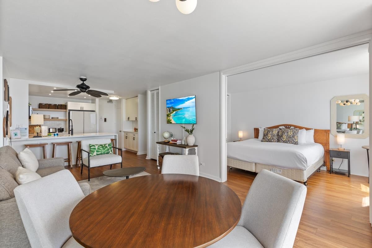Condo in Honolulu · ★4.84 · 1 bedroom · 2 beds · 1 private bath - Photo 3