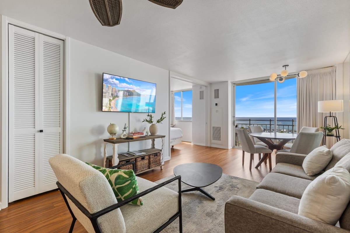 Condo in Honolulu · ★4.84 · 1 bedroom · 2 beds · 1 private bath - Photo 2